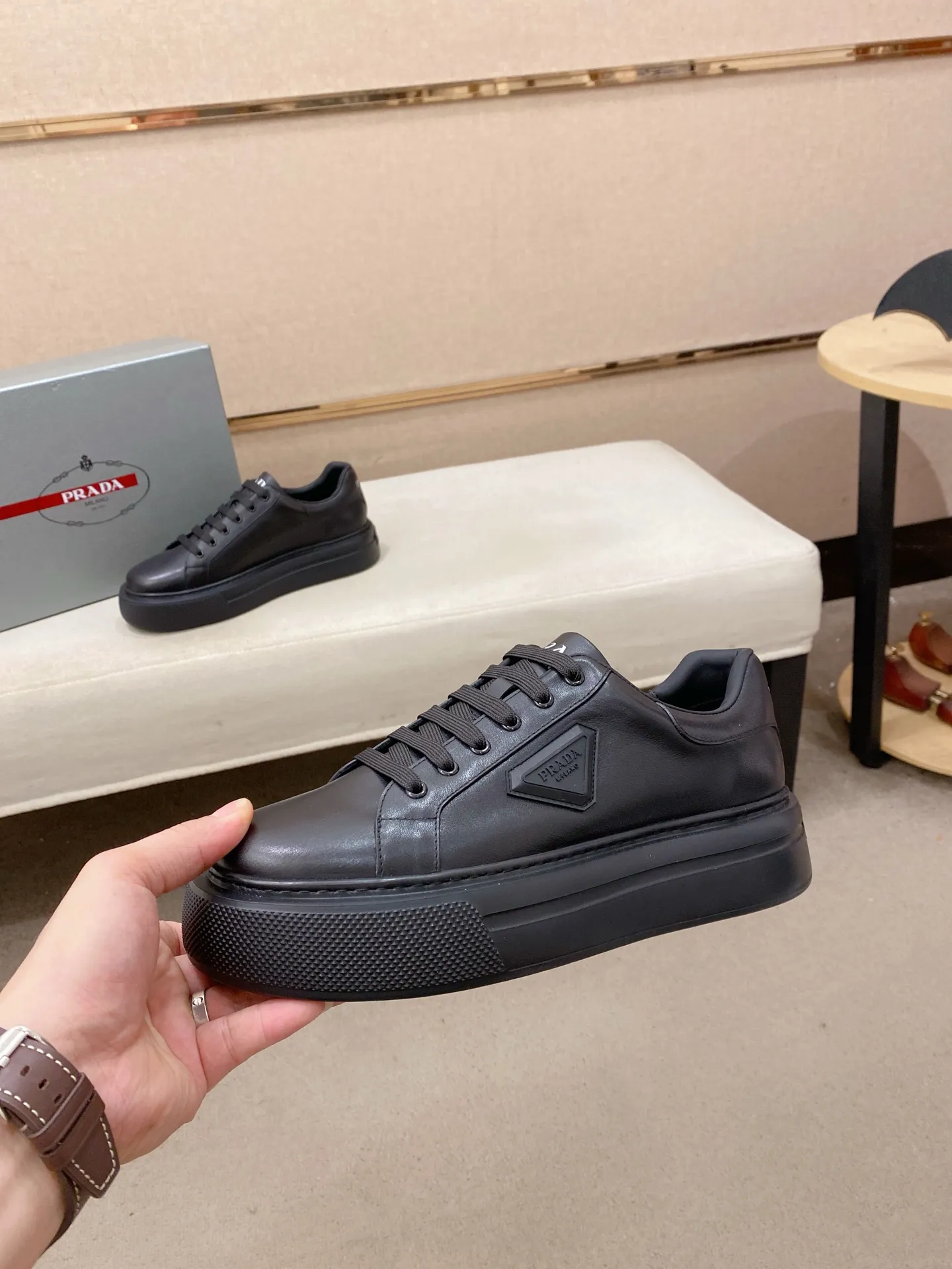 Men's shoes 💰 580💰 ✔️✔️✔️High version High-quality new PRADA (Prada) counters are launched simultaneously, new men's shoes, 😘fabrics are selected from first-layer cowhide fabrics. Lining: Imported cowhide leather lining. 👍🏿High-end☄️Open-molded non-slip rubber outsole, exquisite lines, simple and elegant, comfortable and high-end for leisure travel. Code number: 38 to 45